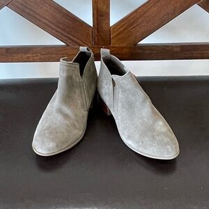 Diba Layla taupe suede bootie zippered side pull on women’s 8.5